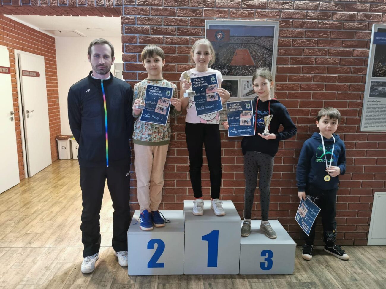 tenis zajęcia tenisowe sportowe podium leszno dzieci