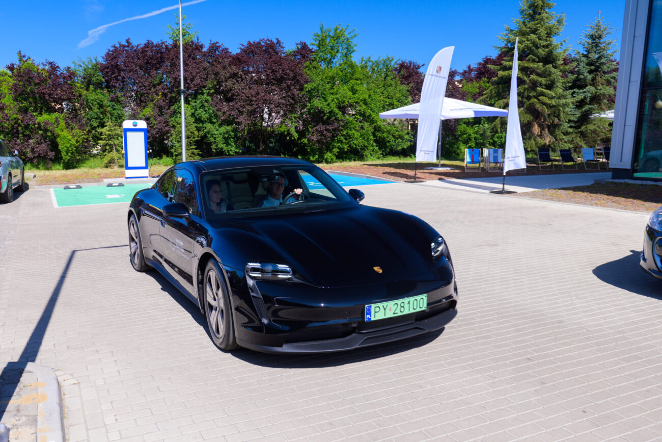 tenis-porsche-hala-turnej-auto-jazda